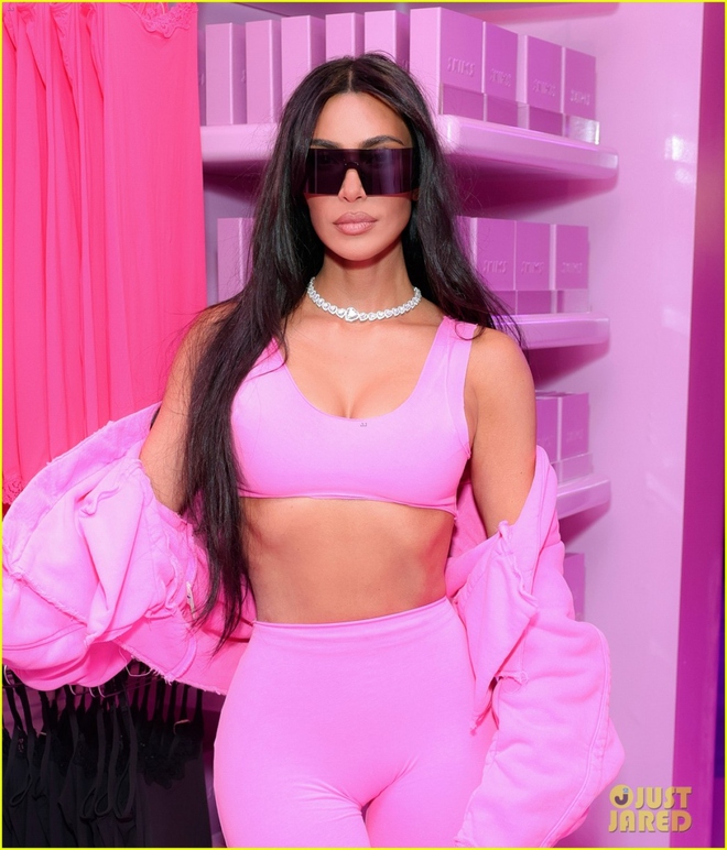 Kim Kardashian khoe body nóng bỏng với sắc hồng nổi bật - Ảnh 2.