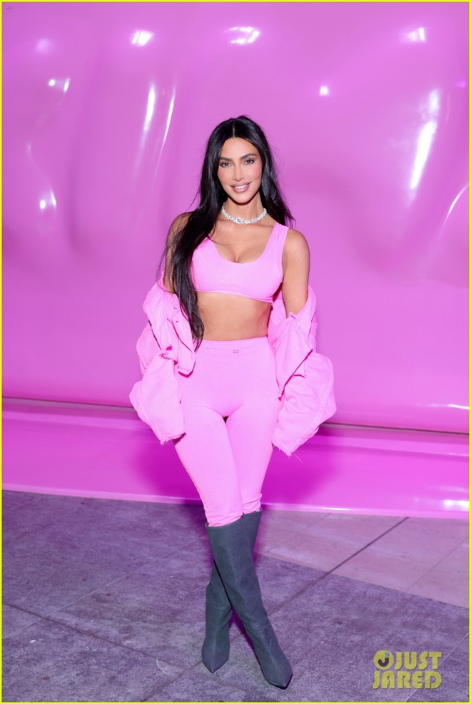Kim Kardashian khoe body nóng bỏng với sắc hồng nổi bật - Ảnh 1.