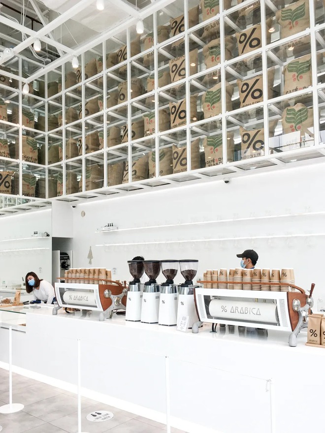 Điểm danh loạt cửa hàng của chuỗi cà phê % trên thế giới, chi nhánh Việt Nam có thiết kế quá khác biệt? - Ảnh 7.