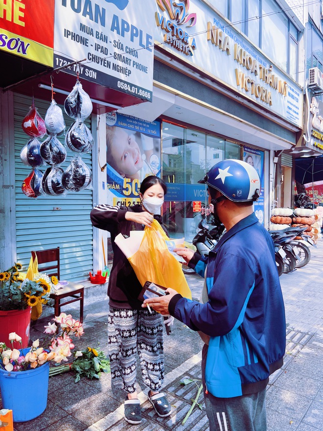 Trước thềm Valentine 14/2: Giá hoa tươi tăng nhẹ, quà càng độc lạ càng được “chốt” nhanh - Ảnh 5.