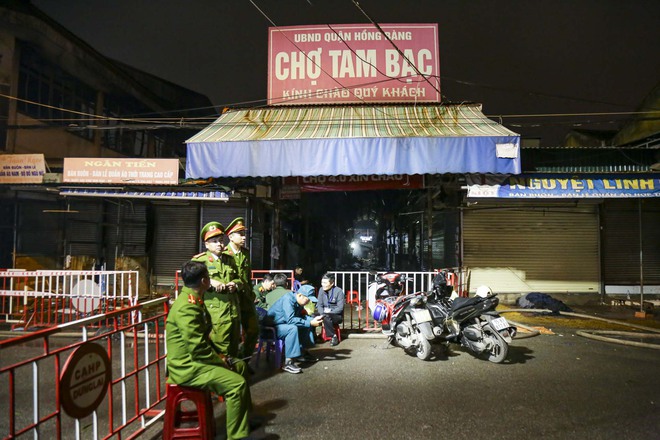 Hải Phòng: Xuyên đêm bảo vệ hiện trường, chống “lửa tái phát” tại chợ Tam Bạc - Ảnh 4.
