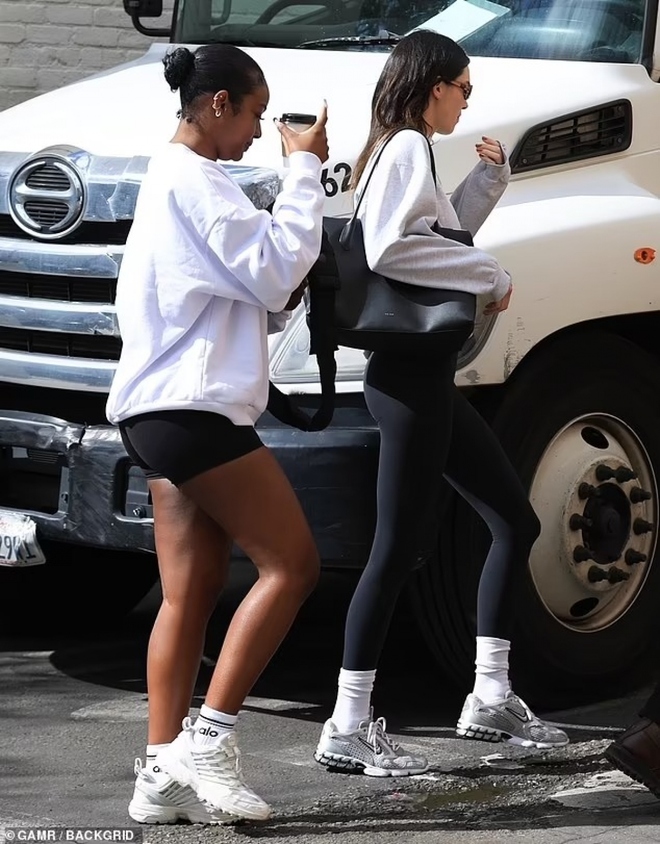 Kendall Jenner diện đồ bó sát khoe vóc dáng khỏe khoắn gợi cảm - Ảnh 4.
