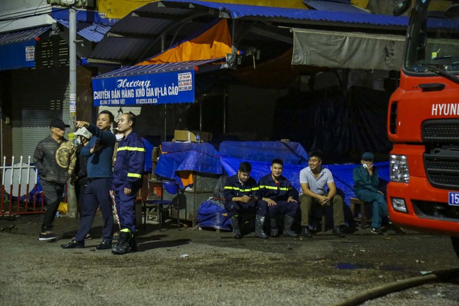 Hải Phòng: Xuyên đêm bảo vệ hiện trường, chống “lửa tái phát” tại chợ Tam Bạc - Ảnh 8.