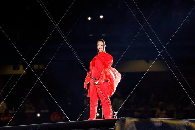 Rihanna khoe bụng bầu lần 2 trên sân khấu Super Bowl? - Ảnh 2.