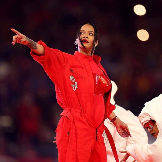 Rihanna khoe bụng bầu lần 2 trên sân khấu Super Bowl? - Ảnh 3.