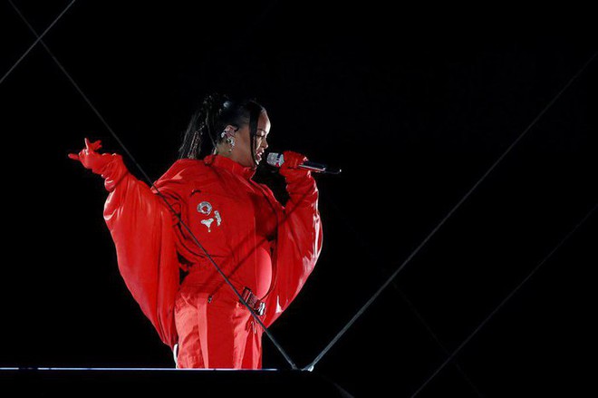 Rihanna khoe bụng bầu lần 2 trên sân khấu Super Bowl? - Ảnh 4.