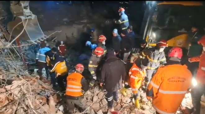 Cảnh sát Việt Nam đưa 4 nạn nhân ra khỏi đống đổ nát do động đất ở Thổ Nhĩ Kỳ - Ảnh 1.