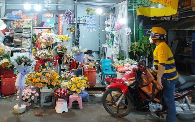 Hoa tươi tăng giá cao trong ngày lễ Tình yêu tại TP Hồ Chí Minh - Ảnh 9.