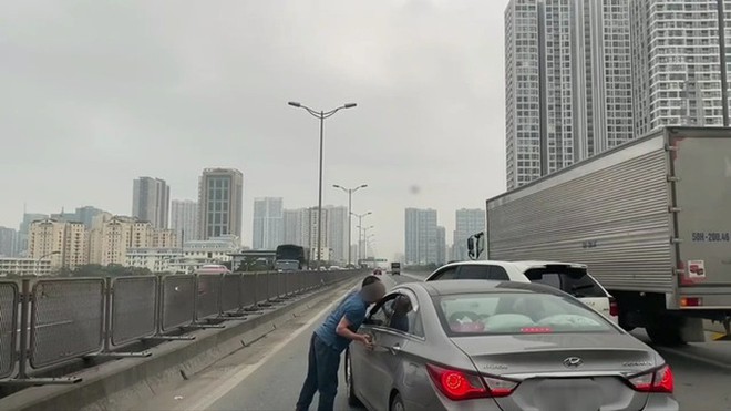 Vụ nhổ nước bọt: CSGT mời nam t&agrave;i xế xe Porsche v&agrave; nữ t&agrave;i xế xe Hyundai tới l&agrave;m việc - Ảnh 1.