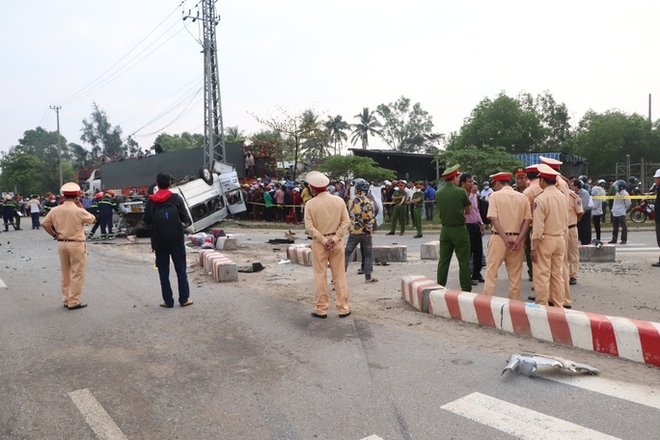 Hiện trường vụ tai nạn kinh hoàng làm 8 người chết ở Quảng Nam - Ảnh 2.
