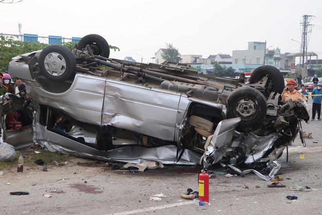 Hiện trường vụ tai nạn kinh hoàng làm 8 người chết ở Quảng Nam - Ảnh 15.