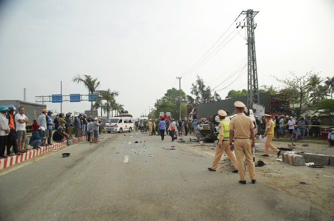 Nhân chứng vụ tai nạn tại Quảng Nam: Người văng khỏi xe, người mắc kẹt la hét kêu cứu - Ảnh 1.