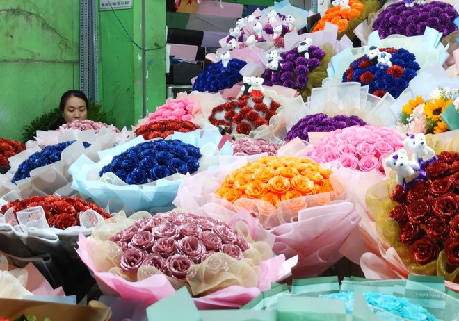 Hoa tươi tăng giá cao trong ngày lễ Tình yêu tại TP Hồ Chí Minh - Ảnh 7.