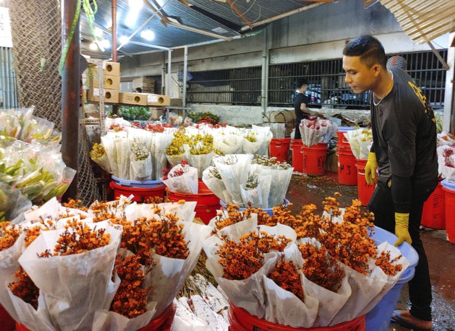 Hoa tươi tăng giá cao trong ngày lễ Tình yêu tại TP Hồ Chí Minh - Ảnh 6.