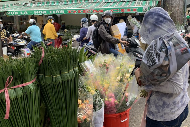 Hoa tươi tăng giá cao trong ngày lễ Tình yêu tại TP Hồ Chí Minh - Ảnh 5.
