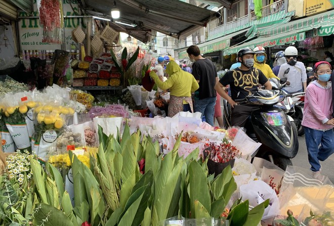 Hoa tươi tăng giá cao trong ngày lễ Tình yêu tại TP Hồ Chí Minh - Ảnh 4.