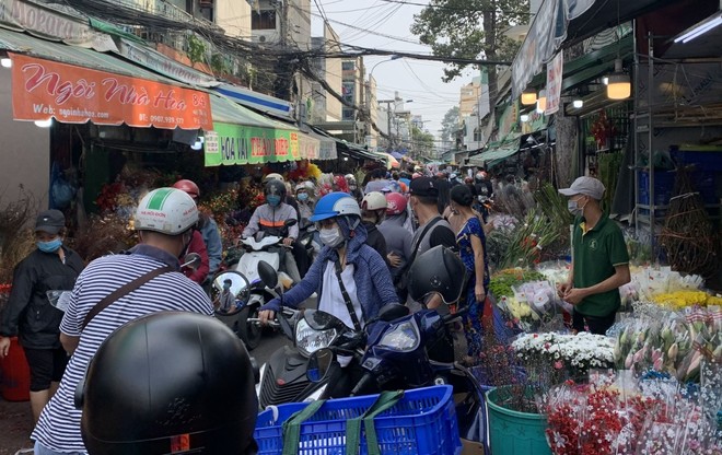 Hoa tươi tăng giá cao trong ngày lễ Tình yêu tại TP Hồ Chí Minh - Ảnh 3.