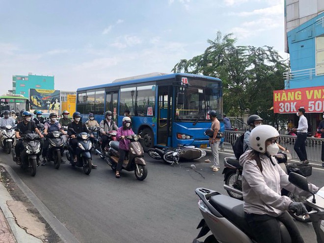 Tai nạn liên hoàn khu vực cầu Bông, quận 1 - Ảnh 1.