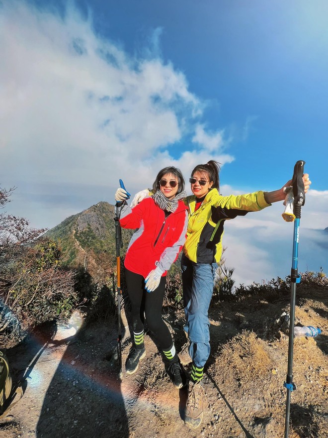 Xu hướng “sưu tập mạo hiểm” mới của hội chị em để chinh phục các ngọn núi cao nghìn mét tại Việt Nam - Ảnh 1.