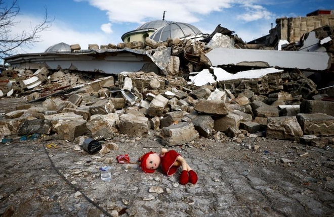 Những hình ảnh nhói lòng về hậu quả động đất ở Thổ Nhĩ Kỳ và Syria - Ảnh 1.