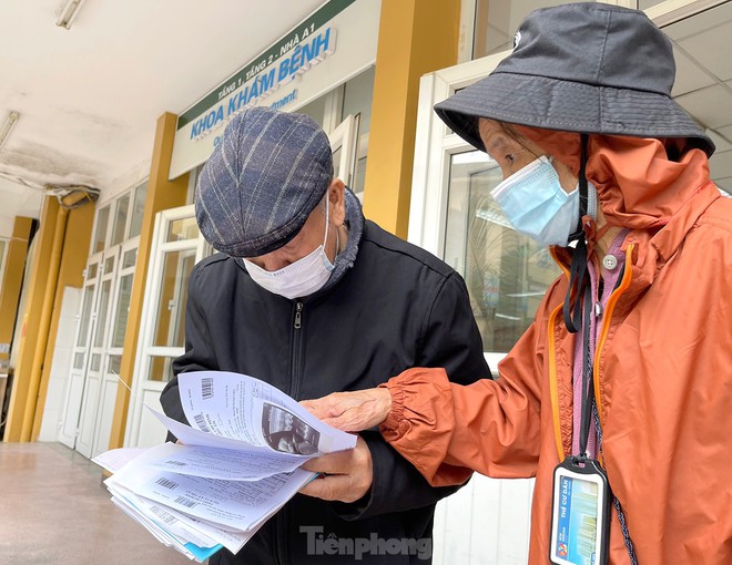 Người già, trẻ nhỏ vào viện tăng đột biến do thời tiết Hà Nội thay đổi - Ảnh 11.