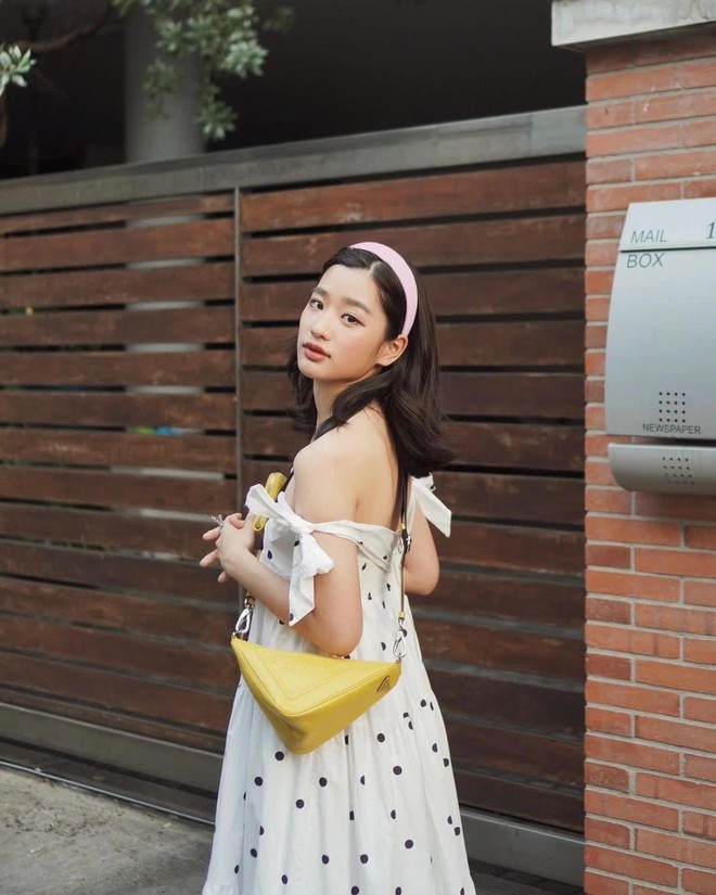 Tủ đồ của nữ ch&iacute;nh Vườn Sao Băng bản Th&aacute;i: Tr&ocirc;ng th&igrave; đơn giản m&agrave; diện l&ecirc;n nữ t&iacute;nh, xinh xắn miễn b&agrave;n - Ảnh 22.