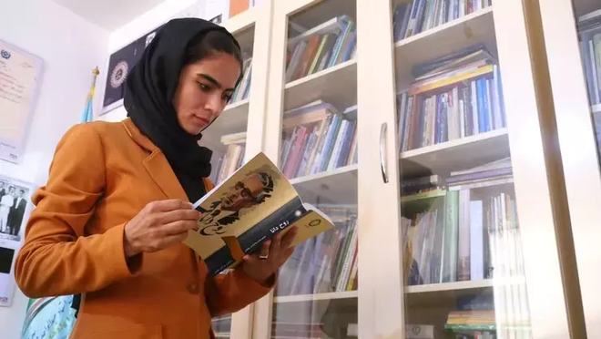Tình cảnh phụ nữ Afghanistan: Phải tổ chức lớp học tại nhà, quy định trang phục hà khắc, công viên cũng không được bén mảng - Ảnh 2.
