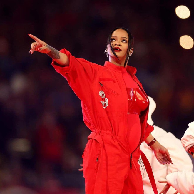 Tranh thủ như bà bầu Rihanna: Chỉ dặm phấn giữa giờ ở Super Bowl mà đem về 132 tỷ đồng - Ảnh 3.