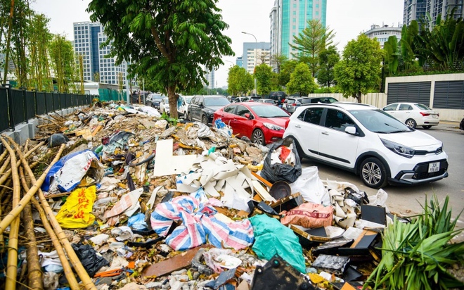 D&acirc;n chặn xe v&agrave;o b&atilde;i r&aacute;c Xu&acirc;n Sơn, h&agrave;ng trăm tấn r&aacute;c ở H&agrave; Nội bị &ugrave;n ứ - Ảnh 1.