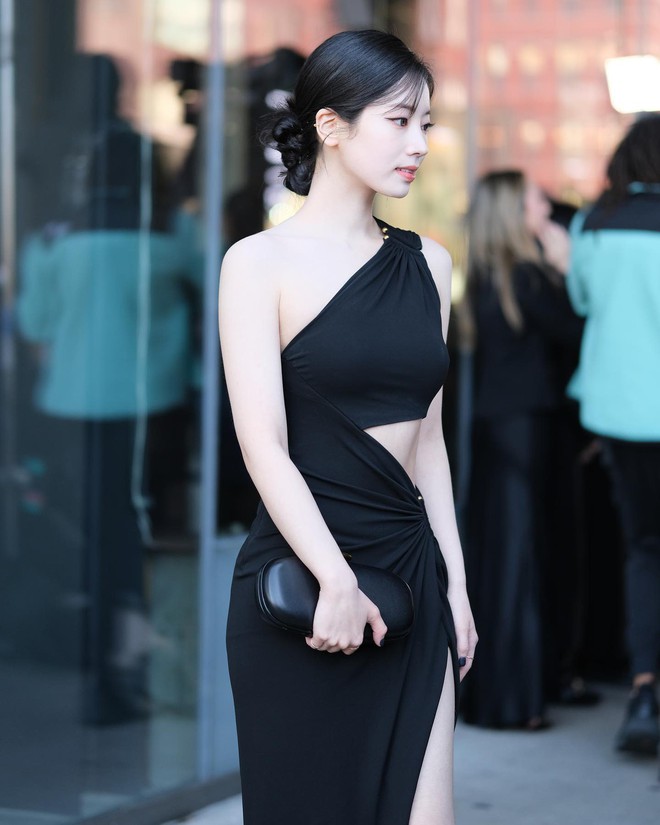 Dahyun đẹp phát sáng tại fashion show, nước da trắng bật tông khiến nhiều khách mời khác bị lu mờ - Ảnh 2.
