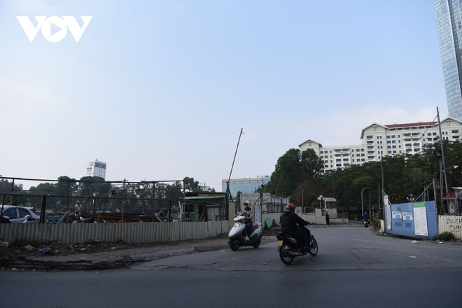 Cận cảnh khu vực hàng rào Vườn thú Hà Nội dự định tháo dỡ - Ảnh 11.