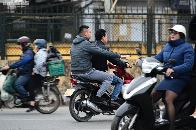Xe máy nối đuôi nhau đi ngược chiều, cắt mặt ô tô trên đường Giải Phóng, Hà Nội - Ảnh 10.