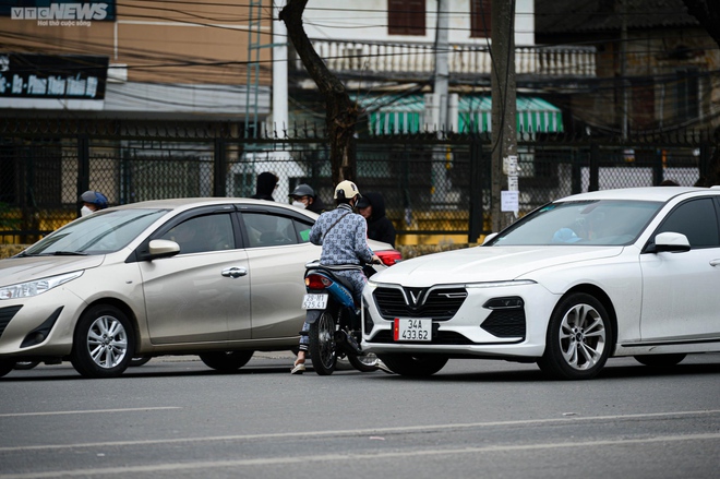 Xe máy nối đuôi nhau đi ngược chiều, cắt mặt ô tô trên đường Giải Phóng, Hà Nội - Ảnh 9.