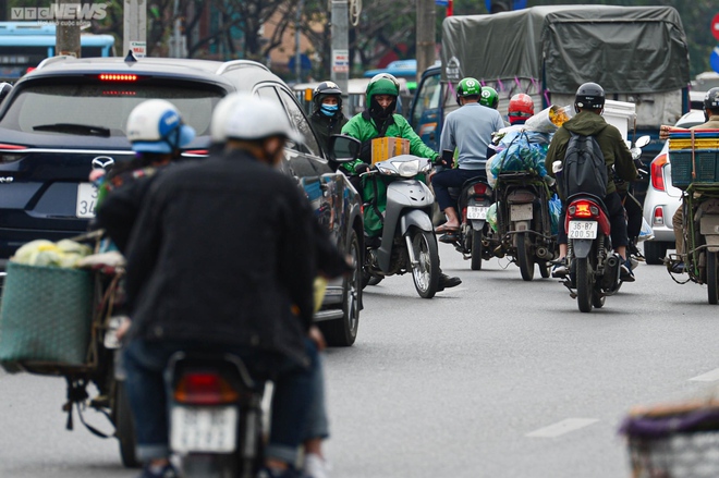 Xe máy nối đuôi nhau đi ngược chiều, cắt mặt ô tô trên đường Giải Phóng, Hà Nội - Ảnh 7.