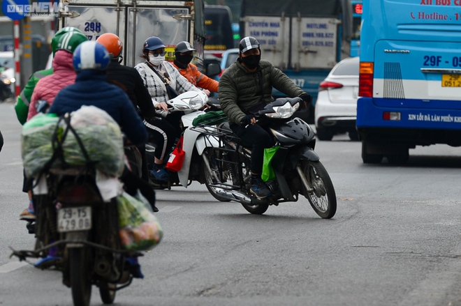 Xe máy nối đuôi nhau đi ngược chiều, cắt mặt ô tô trên đường Giải Phóng, Hà Nội - Ảnh 6.