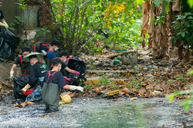 Nhóm bạn trẻ tự nhận điên rồ: Xả mình lội dòng kênh đen để vớt rác, thu hút cả người nước ngoài! - Ảnh 1.