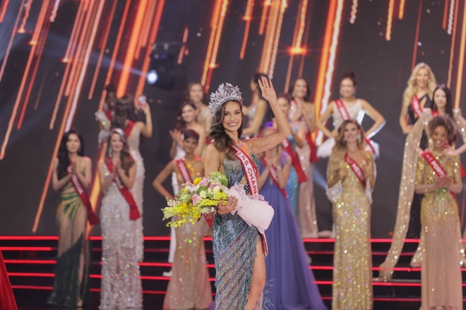 Nhan sắc n&oacute;ng bỏng của người đẹp Brazil đăng quang Miss Charm 2023 - Ảnh 1.