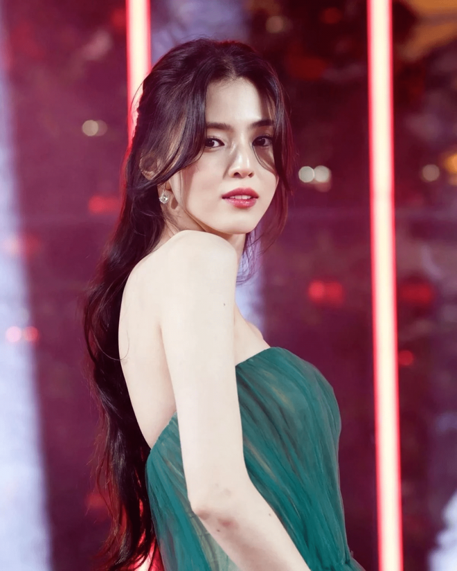 Những khung hình sao nữ hot nhất 2022: Vẻ đẹp ngộp thở của Han So Hee và Jang Won Young có át được body của Yuna? - Ảnh 2. Những khung hình sao nữ hot nhất 2022: Vẻ đẹp ngộp thở của Han So Hee và Jang Won Young có át được body của Yuna? - Ảnh 2.