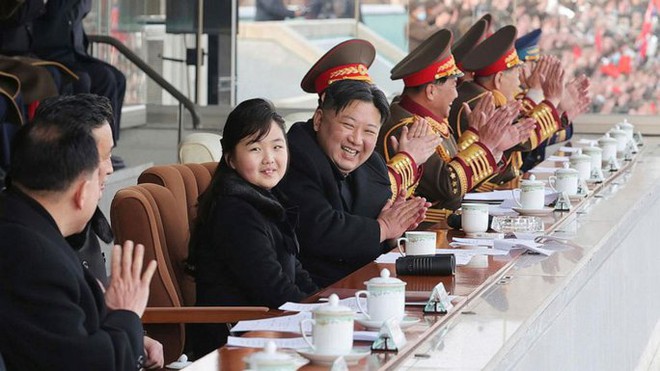 Nhà lãnh đạo Triều Tiên dẫn con gái đi xem bóng đá - Ảnh 1.