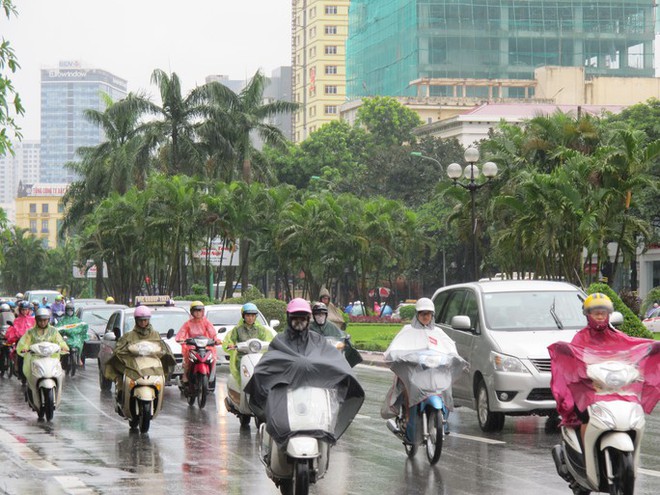 Không khí lạnh tràn về, miền Bắc tiếp tục rét, miền Trung mưa - Ảnh 1.