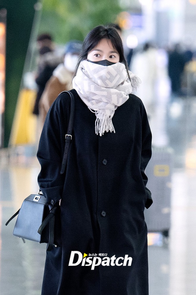 Song Hye Kyo lộ diện sau màn náo loạn sân bay của Song Joong Ki và vợ mới, lộ mỗi đôi mắt cũng đủ biết thái độ thế nào - Ảnh 5.