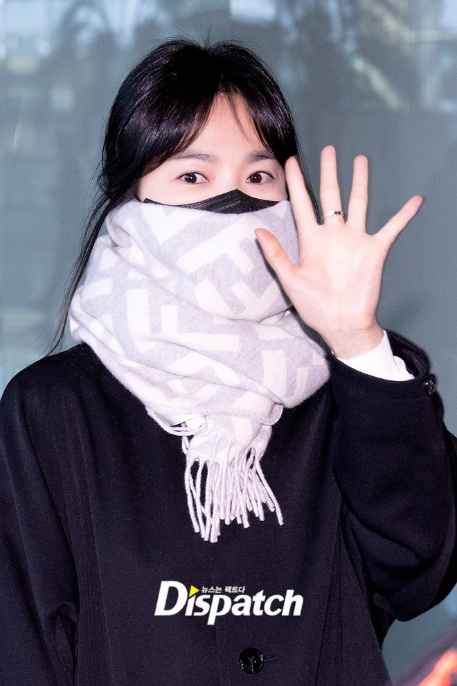 Song Hye Kyo lộ diện sau màn náo loạn sân bay của Song Joong Ki và vợ mới, lộ mỗi đôi mắt cũng đủ biết thái độ thế nào - Ảnh 7.