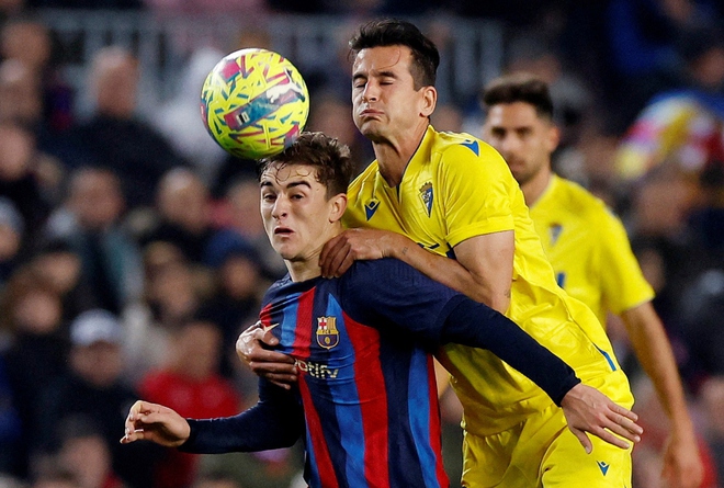 Thắng dễ Cadiz, Barca gửi &ldquo;chiến thư&rdquo; đến MU - Ảnh 1.