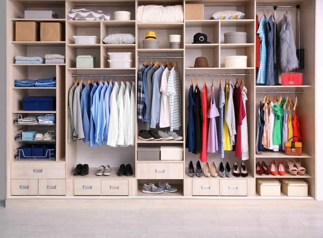 C&aacute;ch sắp xếp quần &aacute;o để căn ph&ograve;ng l&uacute;c n&agrave;o cũng gọn d&ugrave; diện t&iacute;ch nhỏ - Ảnh 1.