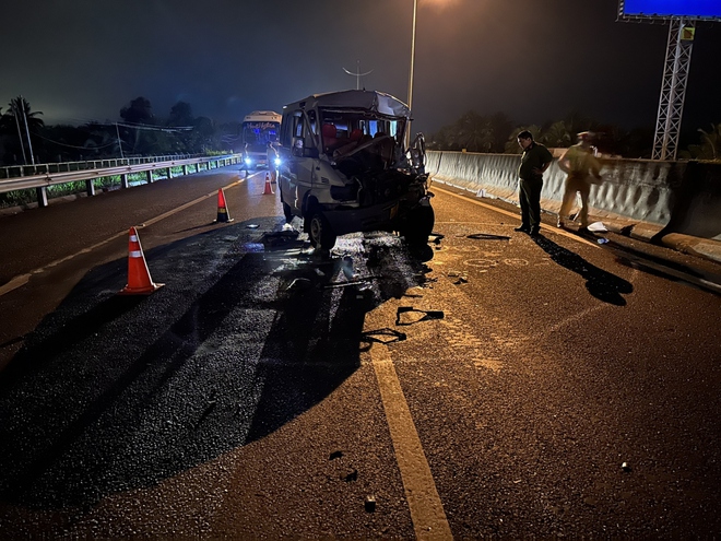 Tài xế xe khách tử vong trong vụ tai nạn trên cao tốc TP.HCM - Trung Lương - Ảnh 1.