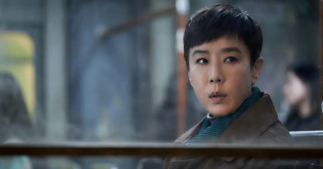 Jung E: Phim hot Netflix nhưng bị chê tới tấp của Kim Hyun Joo có thực sự tệ? - Ảnh 3.