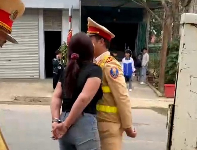 Khởi tố vụ &aacute;n người phụ nữ lăng mạ, đụng chạm th&acirc;n thể v&agrave;o CSGT - Ảnh 2.