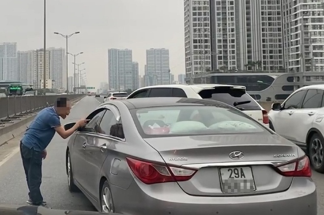 T&agrave;i xế Porsche chặn đầu, nhổ nước bọt v&agrave;o xe Hyundai bị phạt 11 triệu đồng - Ảnh 1.