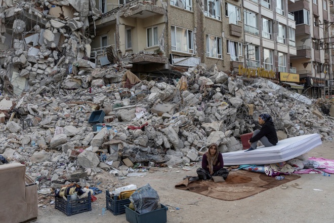 Hiện trường đau lòng khi Thổ Nhĩ Kỳ tiếp tục hứng chịu động đất kép sau 2 tuần kể từ thảm họa khiến 47.000 người thiệt mạng - Ảnh 1.
