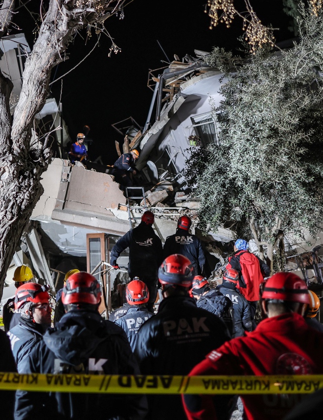 Hiện trường đau lòng khi Thổ Nhĩ Kỳ tiếp tục hứng chịu động đất kép sau 2 tuần kể từ thảm họa khiến 47.000 người thiệt mạng - Ảnh 9.